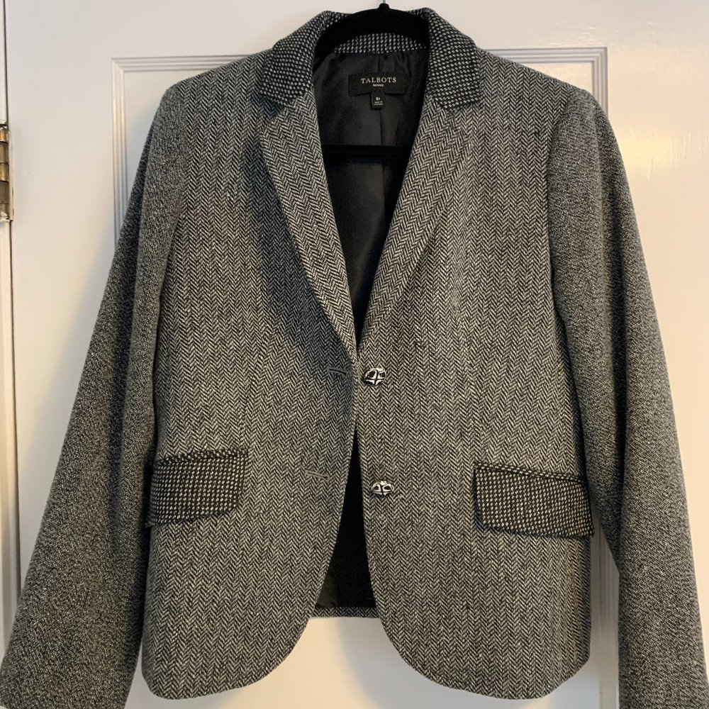 TALBOTS fitted grey blazer, with detailed buttons and pockets, size  8 petites